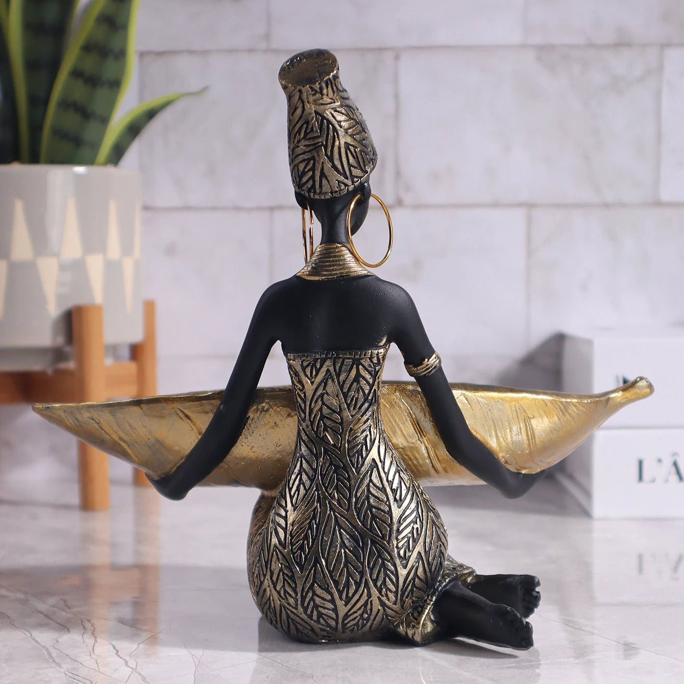Estatua_Decorativa_Modelo_Menina_Africana_com_Prato_Dourado_2